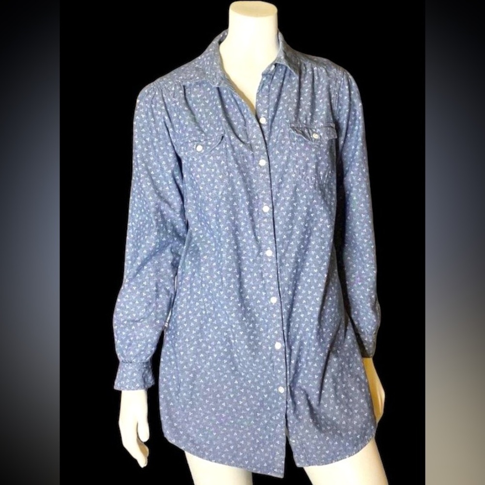 LEVI’S Denim dress or long shirt has a matching belt.